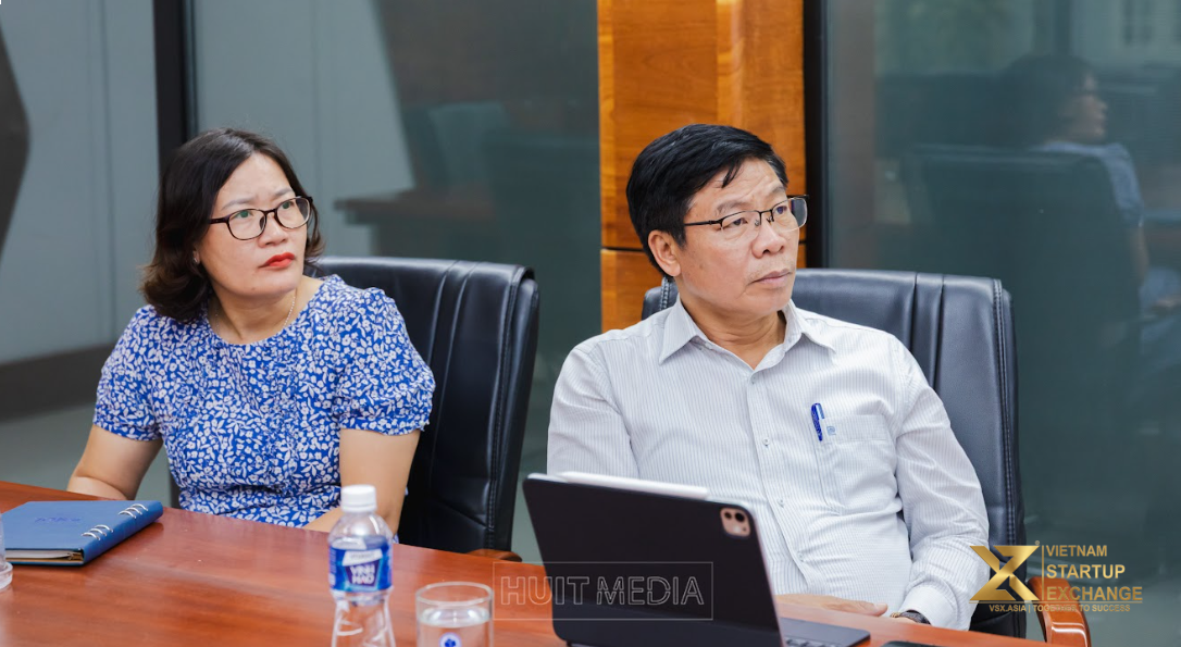 PGS.TS Nguyễn Xuân Hoàn - Hiệu trưởng HUIT cùng Th.S Hoàng Thị Thoa là Giám đốc Trung tâm Hỗ trợ Khởi nghiệp HUIT - IEC