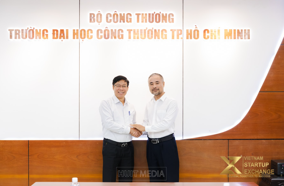PGS.TS Nguyễn Xuân Hoàn - Hiệu trưởng HUIT cùng Ts Nguyễn Hữu Thi