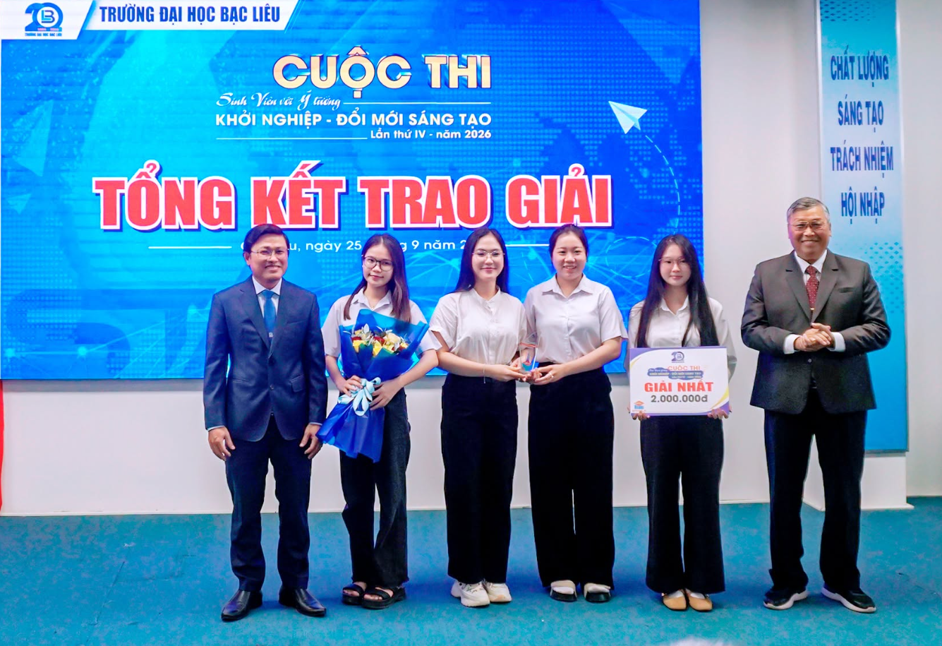 Ts Phan Văn Đàn hiệu trưởng trường Đh Bạc Liêu và ông Mai Hữu Chinh chủ tịch liên hiệp các hội khkt Cà Mau